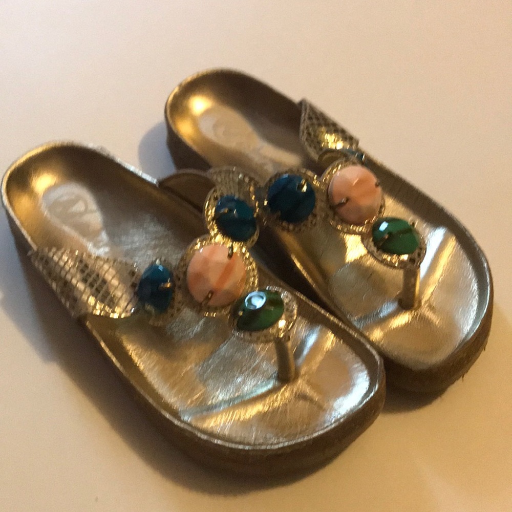 girls Naturino thong sandal.